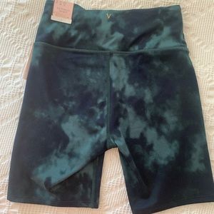 High-waisted soft bike shorts "Incredible Essential Short" Victoria's Secret 6
